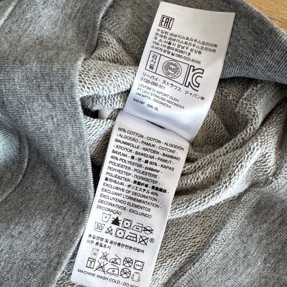 🩶 Levi’s Gray Crew Neck Sweater with Red Logo
Size Large – Women’s - Picture 7 of 7